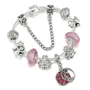Bracelet à chaîne serpent argentée avec perles de cristal rose, oursons et pendentif plume
