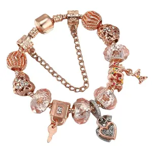 Roségoldenes Schlangenarmband mit rosa Perlen sowie Herz- und Schlüsselanhängern