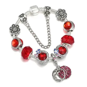 Bracelet chaîne serpent argenté avec perles en cristal rouge et breloques papillon