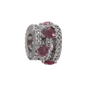 Détail d'un charm en argent avec cristaux de cœur roses et pavé de zircons étincelants