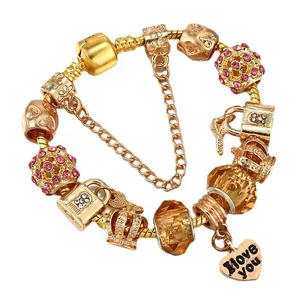 Goldenes Charm-Armband mit rosa Strasssteinen, Kronenanhänger und graviertem Herzschloss