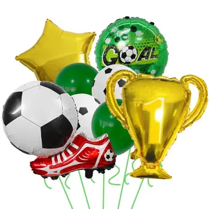 Dettaglio di palloncini in foil a trofeo e scarpa da calcio per decoro sportivo