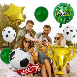 Dettaglio di palloncini in foil a trofeo, porta e scarpa per festa di calcio