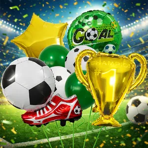 Dettaglio dei palloncini in alluminio trofeo d'oro e scarpe da calcio con palloncini verdi