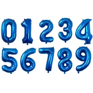 Détail de ballons chiffres 0-9 en métal bleu foncé avec attaches pour décor de fête