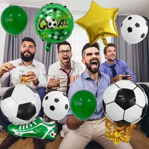 Dettaglio del set di palloncini calcio con emblemi goal e forme di trofei d'oro