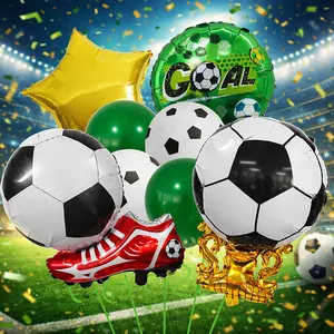 Dettaglio di palloncini a tema calcio con trofeo, scarpini e decorazioni per feste GOAL