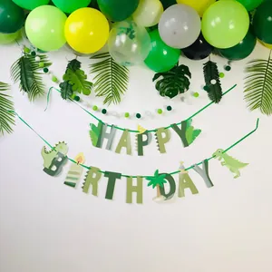 Bannière d'anniversaire dinosaure avec feuilles tropicales et arche de ballons colorés