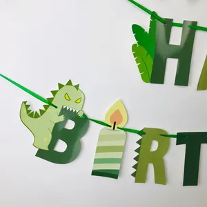 Détail de la bannière d'anniversaire dinosaure avec papier brillant et motifs de forêt