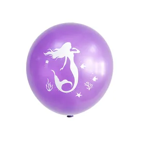 Detail van een paarse latex ballon met witte zeemeermin en oceaan thema motieven