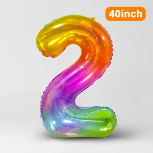 Vue détaillée du ballon numéro 2 de 40 pouces aux couleurs dégradées de l'arc-en-ciel