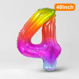 Détail d'un ballon chiffre 4 en aluminium dégradé arc-en-ciel de 40 pouces pour fête