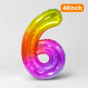 Vue macro d'un ballon chiffre 6 arc-en-ciel de 40 pouces avec finition métallique