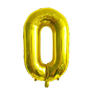 Détail d'un ballon chiffre 0 doré brillant en aluminium pour décoration d'anniversaire
