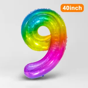 Détail d'un ballon chiffre 9 de 40 pouces avec dégradé arc-en-ciel et fini brillant