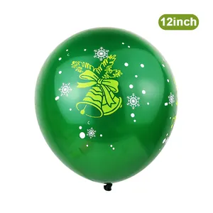 Detail van 12 inch donkergroene kerstballon met groene klokken en sneeuwvlokken print