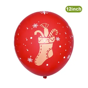 Detail van 12-inch rode kerstballon van latex met beige kerstsok en sneeuwvlokken print