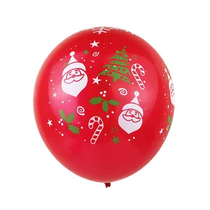 Detail van rode kerstballon met prints van de kerstman, kerstboom en zuurstokken