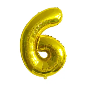 Détail du ballon chiffre 6 en aluminium doré avec finition métallique pour la fête