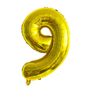 Détail d'un ballon chiffre 9 doré de 32 pouces avec valve et reflets métalliques brillants