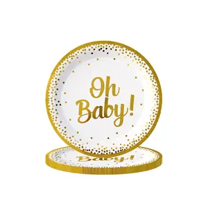 Dettaglio di piatti monouso con scritta Oh Baby in oro e decorazioni a pois