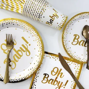 Dettaglio forniture festa Oh Baby con pois in lamina d'oro e posate coordinate set