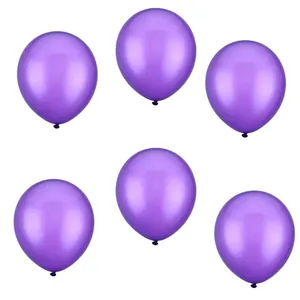Dettaglio di sei palloncini in lattice viola metallizzato per decorazioni di feste e nozze