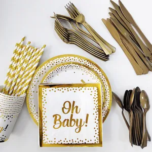 Dettaglio set tavola Oh Baby oro e bianco con piatti bicchieri e posate per baby shower