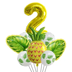 Kit fête tropicale ananas avec ballon chiffre 2 doré et accents de feuilles de monstera