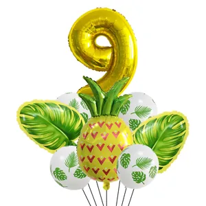 Détail du set de ballons tropicaux avec chiffre 9 doré et ballon ananas en métal