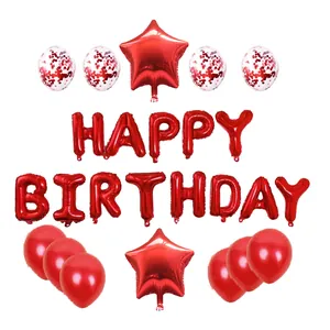 Détail de ballons lettres Happy Birthday rouges avec étoiles et confettis brillants