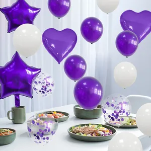 Détail de ballons de fête violets avec confettis et étoiles au-dessus d'une table