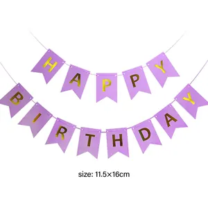 Detailansicht lila Happy Birthday Banner mit Goldfolienbuchstaben und 11,5x16cm Maßen