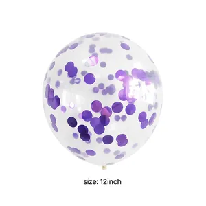 Detail eines 12-Zoll Klarsichtballons mit funkelnden runden lila Metallic-Konfetti-Teilen