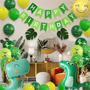 Décoration fête anniversaire dinosaure avec ballons verts et feuilles dans un salon