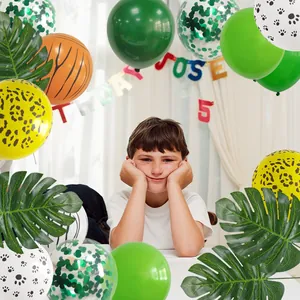 Set de globos temáticos de selva con estampados animales y hojas de monstera