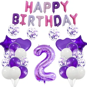 Détail d'un kit de ballons d'anniversaire violet et rose avec chiffre 2 et confettis
