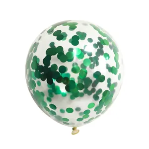 Primer plano de un globo de látex transparente lleno de confeti verde decorativo