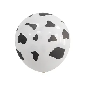 Primer plano detallado de un globo de látex blanco con estampado animal de vaca negro