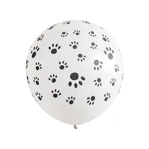 Vista detallada de un globo de látex blanco con huellas de patas negras para fiesta