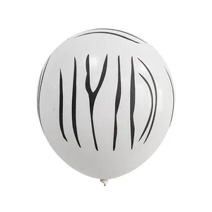 Primer plano de globo de látex blanco con rayas negras de cebra para decoración de selva