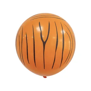 Detalle de globo de látex naranja con rayas negras para decoración de fiesta de selva