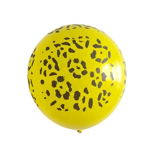 Detalle de globo de látex amarillo con manchas de leopardo para decoración de fiesta jungla