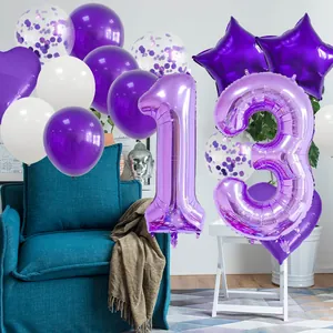 Kit ballons anniversaire violets avec chiffre 13, étoiles et cœurs dans un décor de maison