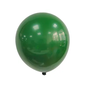 Detalle de un globo de látex verde oscuro brillante inflado para fiestas de la selva