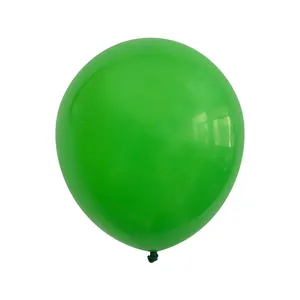 Detalle de un globo de látex verde brillante con forma ovalada y superficie reflectante