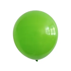 Detalle de un globo de látex verde lima para fiestas con acabado brillante y nudo