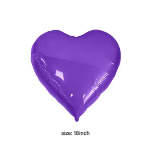 Détail d'un ballon en aluminium violet en forme de cœur de 18 pouces fini brillant