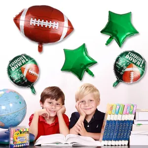 Détail de cinq ballons de football américain avec design Touch Down pour décorations