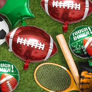 Détail de ballons en aluminium sport avec texte Touch Down sur fond de gazon vert